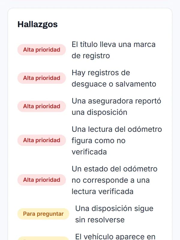 Lista de hallazgos del reporte, de alta prioridad a contexto, cada uno en una frase en español.